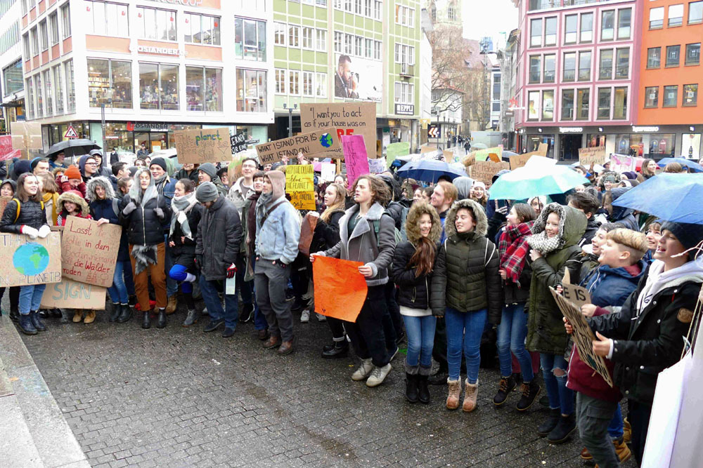 Abb Jugend huepft fuer climate justice