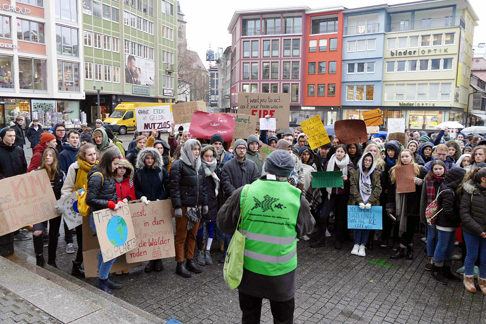 Abb UG spricht zu fridysforfuture Schuelerinnen