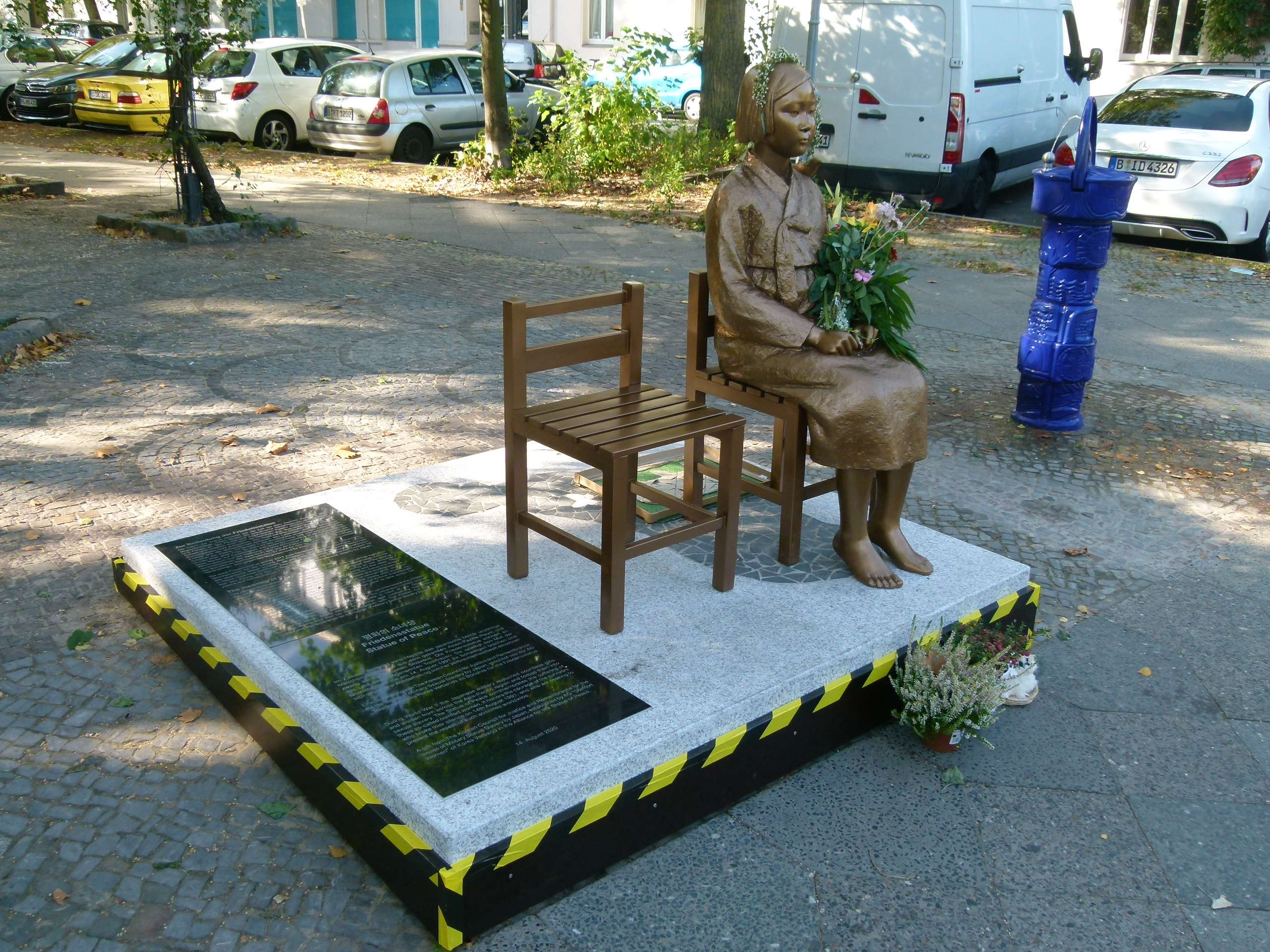 Friedensstatue Moabit Gesamt1